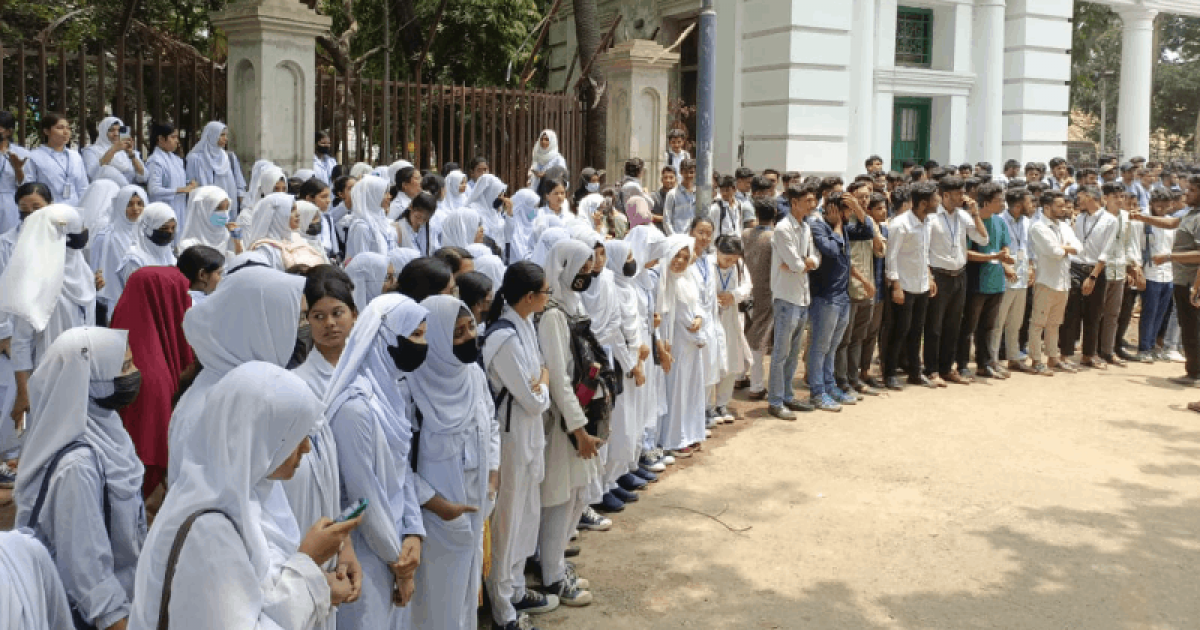 দাবি আদায়ে হাইকোর্টের সামনে কারিগরি শিক্ষার্থীরা