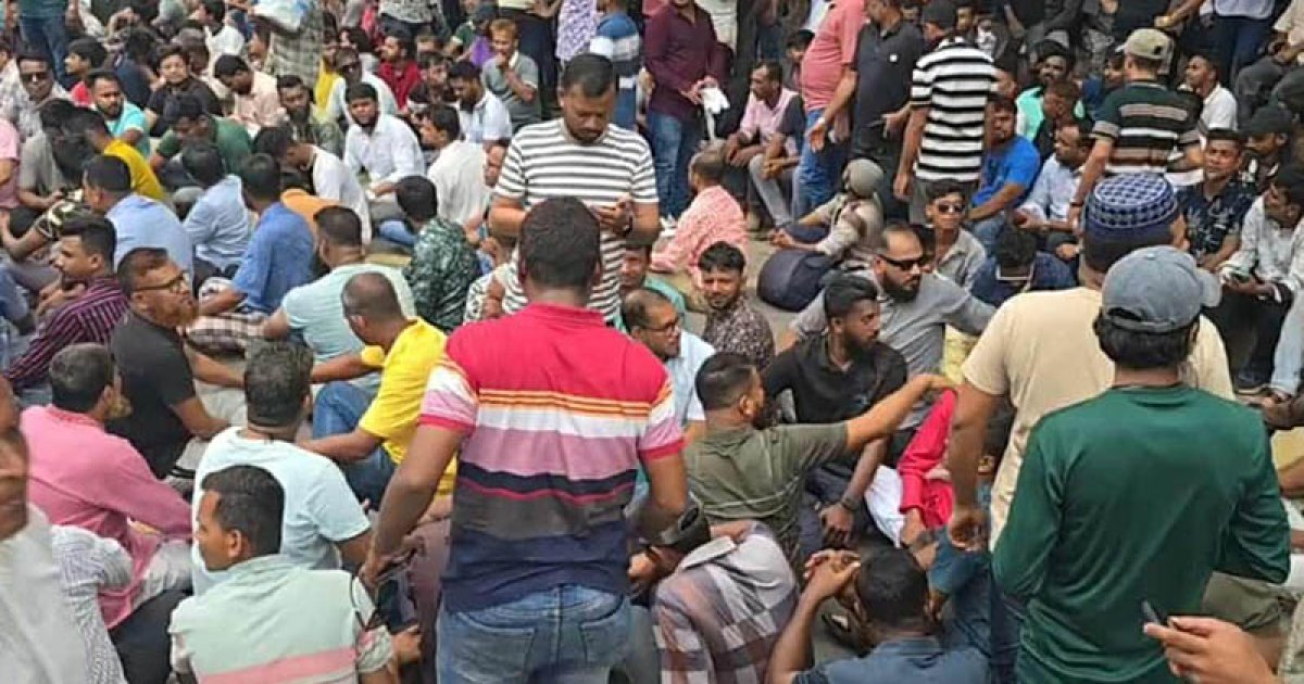 চতুর্থ দিনের মতো নগর ভবনে ইশরাকপন্থিরা, বন্ধ প্রধান ফটক