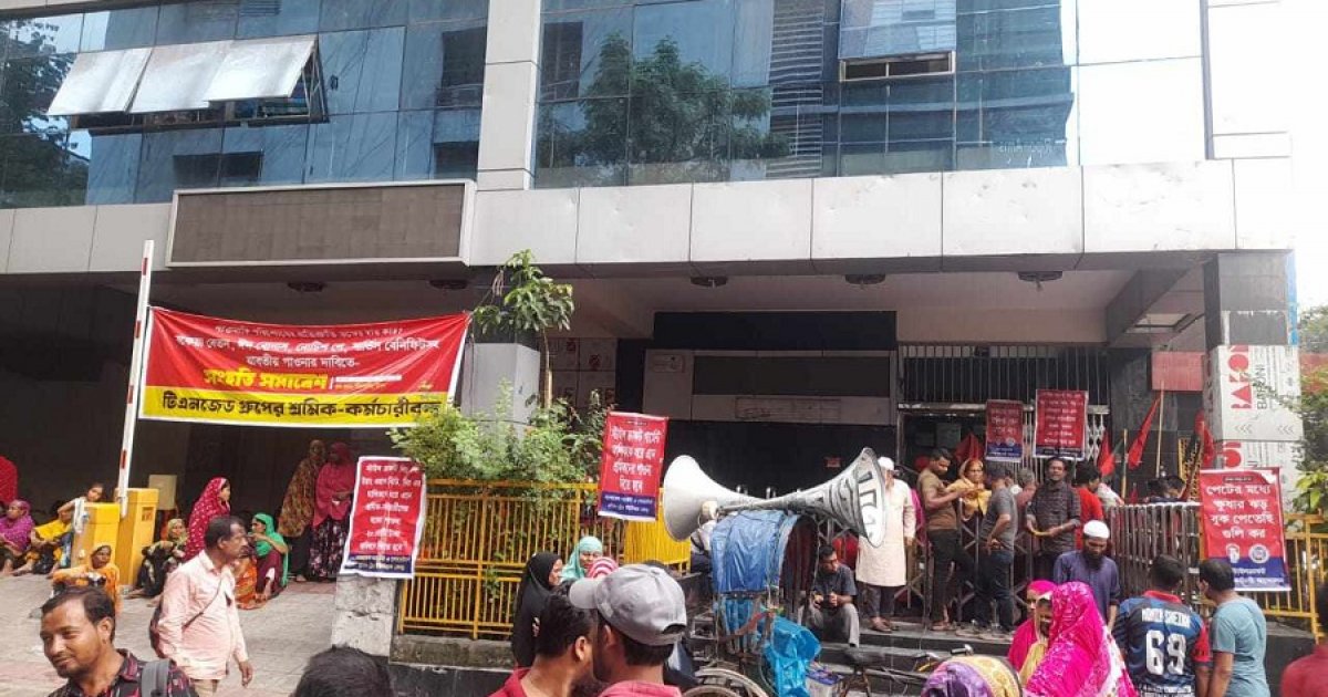 দিনভর শ্রম ভবনে ঢুকতে পারেননি কর্মকর্তারা, দাবি আদায়ে অনড় শ্রমিকরা