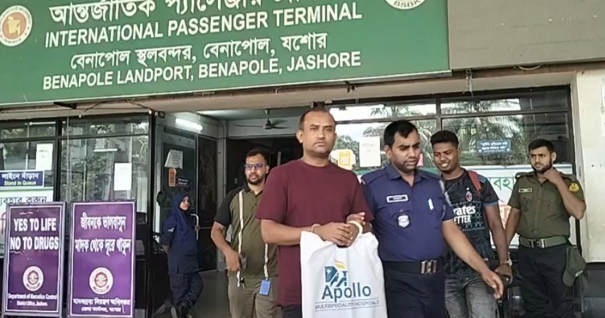 চিকিৎসার জন্য ভারত যাওয়ার সময় কেন্দ্রীয় যুবলীগ নেতা গ্রেফতার