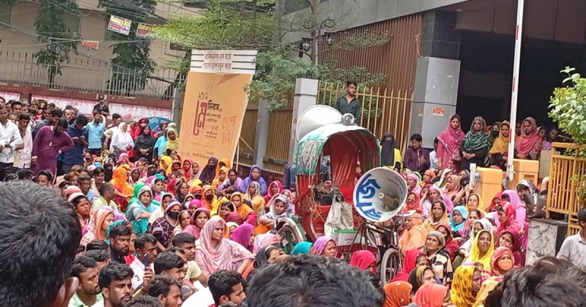 দাবি আদায়ে রাতেও শ্রম ভবনের সামনে টিএনজে গ্রুপের শ্রমিকরা, নতুন কর্মসূচি ঘোষণা