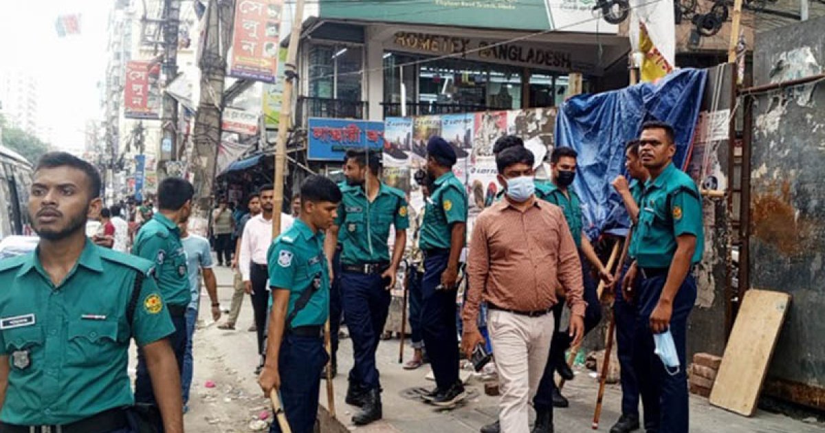ঢাকার রাস্তায় ডিএমপির উচ্ছেদ অভিযান, গ্রেফতার ১০