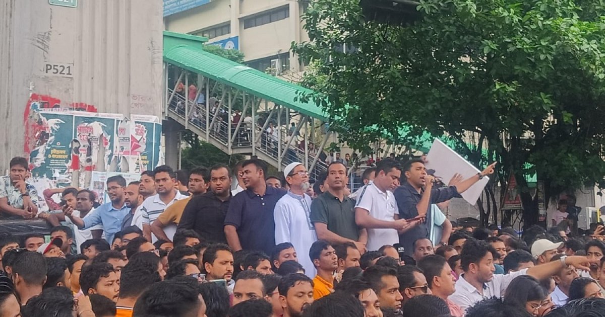 বৃষ্টিতে ভিজেই ছাত্রদলের শাহবাগ অবরোধ