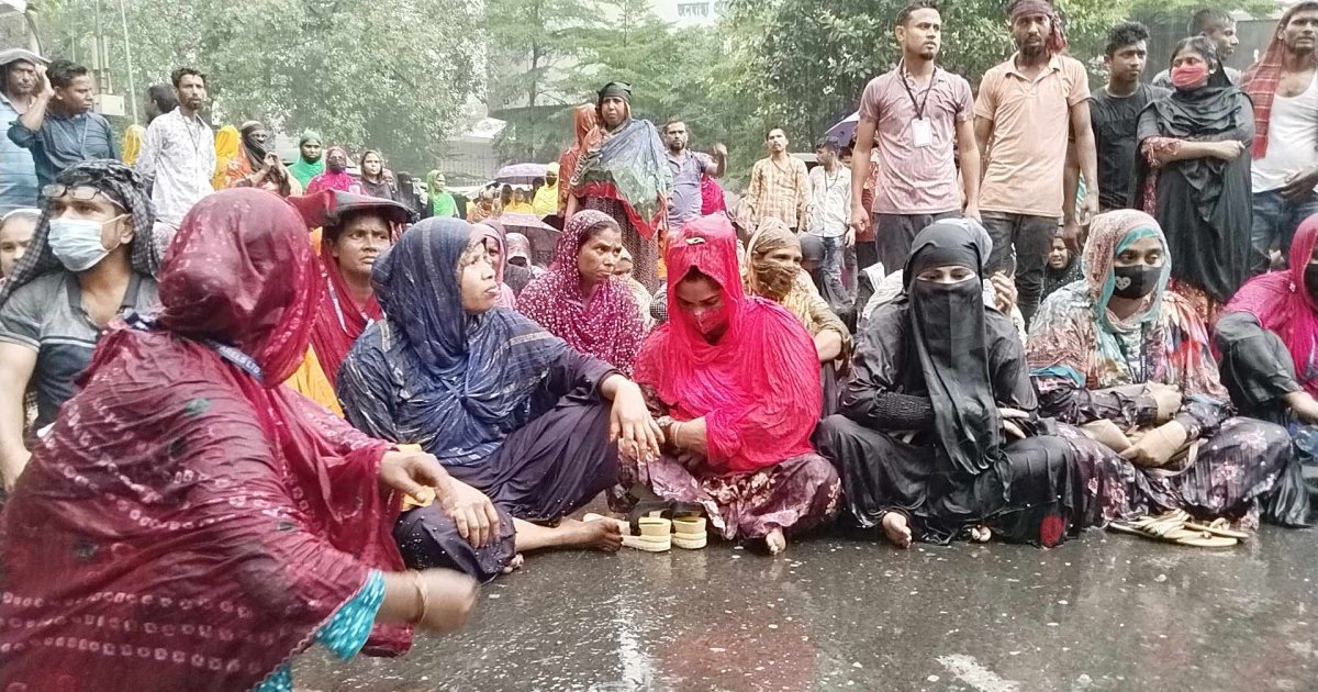 ‘মার্চ টু যমুনা’ কর্মসূচি: বৃষ্টিতে ভিজেও দাবিতে অনড় শ্রমিকরা