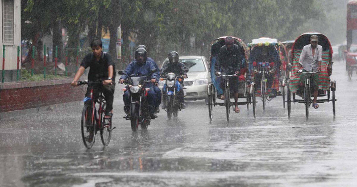 রাজধানীতে মুষলধারে বৃষ্টি, যানজটে নাকাল