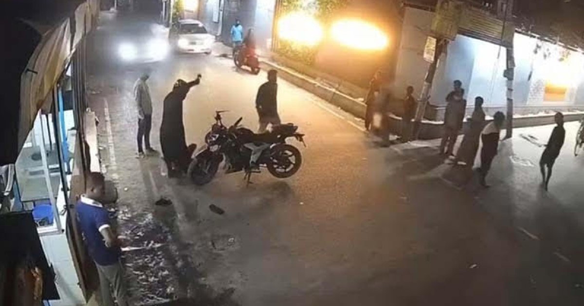রাজধানীতে প্রকাশ্যে যুবককে কোপানোর ভিডিও ভাইরাল