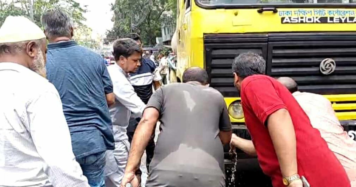 নগরভবনের সামনে আন্দোলনকারীদের পানি সরবরাহ করছে ডিএসসিসি
