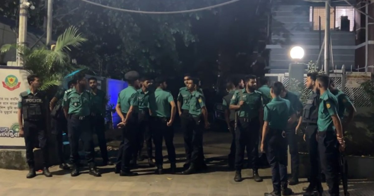 ধানমন্ডিতে মধ্যরাতে বাসার সামনে অবস্থান, আটক ৩
