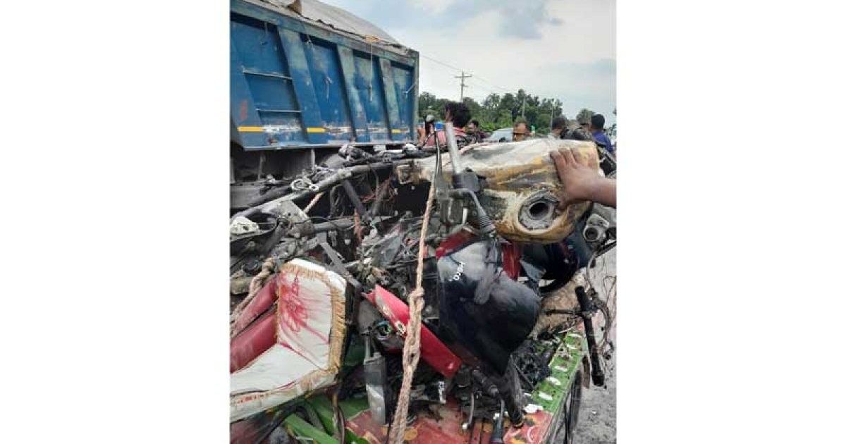 ট্রাক কেড়ে নিলো মোটরসাইকেল আরোহী ২ বন্ধুর প্রাণ
