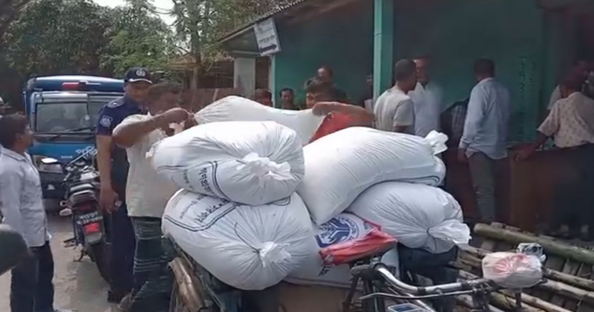সরকারি চাল কালোবাজারে বিক্রির সময় আ.লীগ নেতা আটক