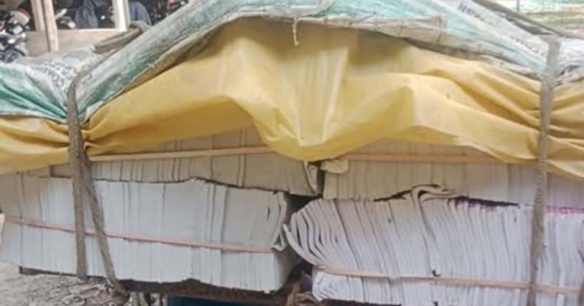 বিপুল পরিমাণ সরকারি বইসহ একজনকে আটক