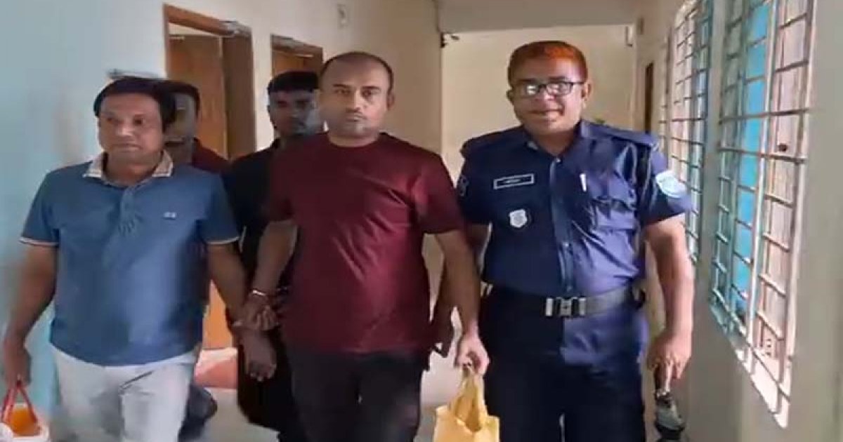 ভারতে যাওয়ার সময় আটক যুবলীগ কেন্দ্রীয় নেতাকে গাইবান্ধার থানায় হস্তান্তর