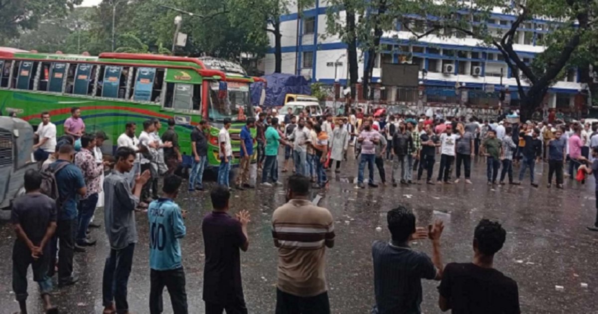 সড়কে যান চলাচল বন্ধ করে দিয়েছেন ইশরাক সমর্থকরা, সীমাহীন দুর্ভোগ