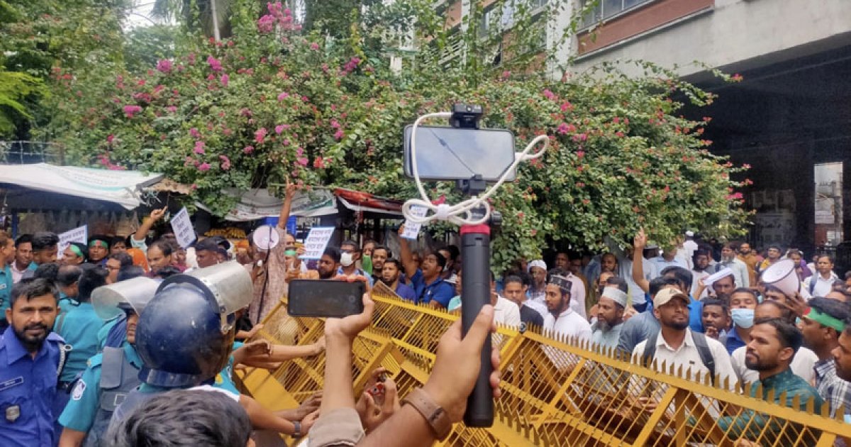 সচিবালয় অভিমুখে শিক্ষকদের পদযাত্রায় পুলিশের বাধা