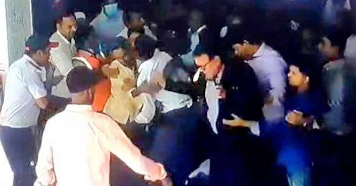 অটোপাসের দাবিতে জাতীয় বিশ্ববিদ্যালয়ের উপাচার্যের ওপর হামলা