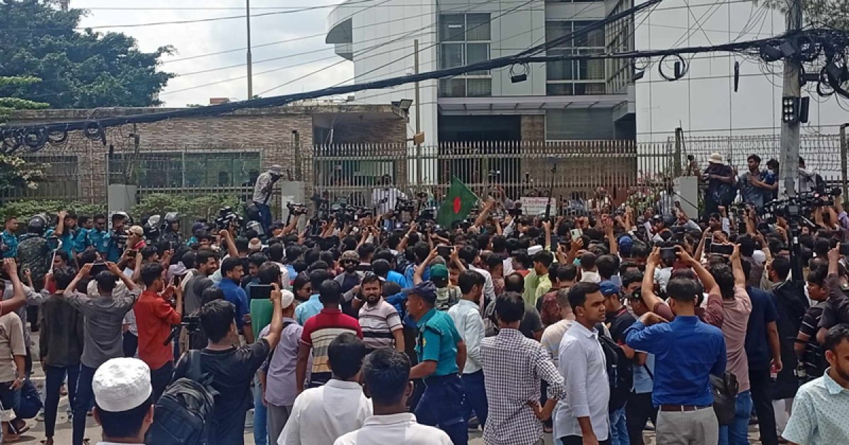 নির্বাচন ভবনের প্রধান ফটক আটকে এনসিপির বিক্ষোভ, সিইসির পদত্যাগ দাবি