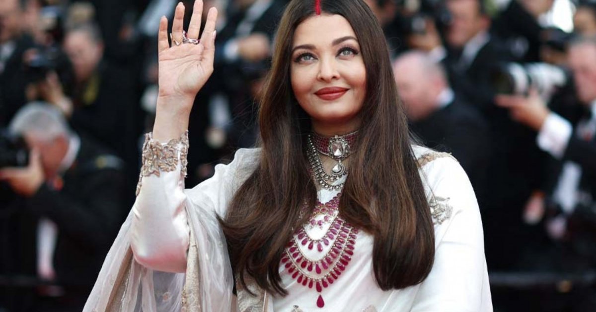 যে নেকলেস গলায় পরে কানে ঝলমলে ঐশ্বরিয়া