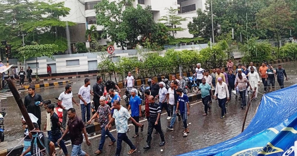 বৃষ্টিতে ভিজে যমুনার সামনে স্লোগান ইশরাক সমর্থকদের