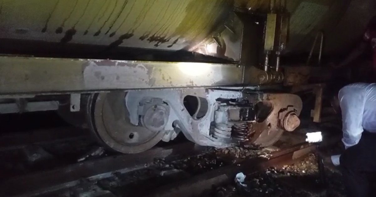 জয়পুরহাটে তেলবাহী ট্রেন লাইনচ্যুত