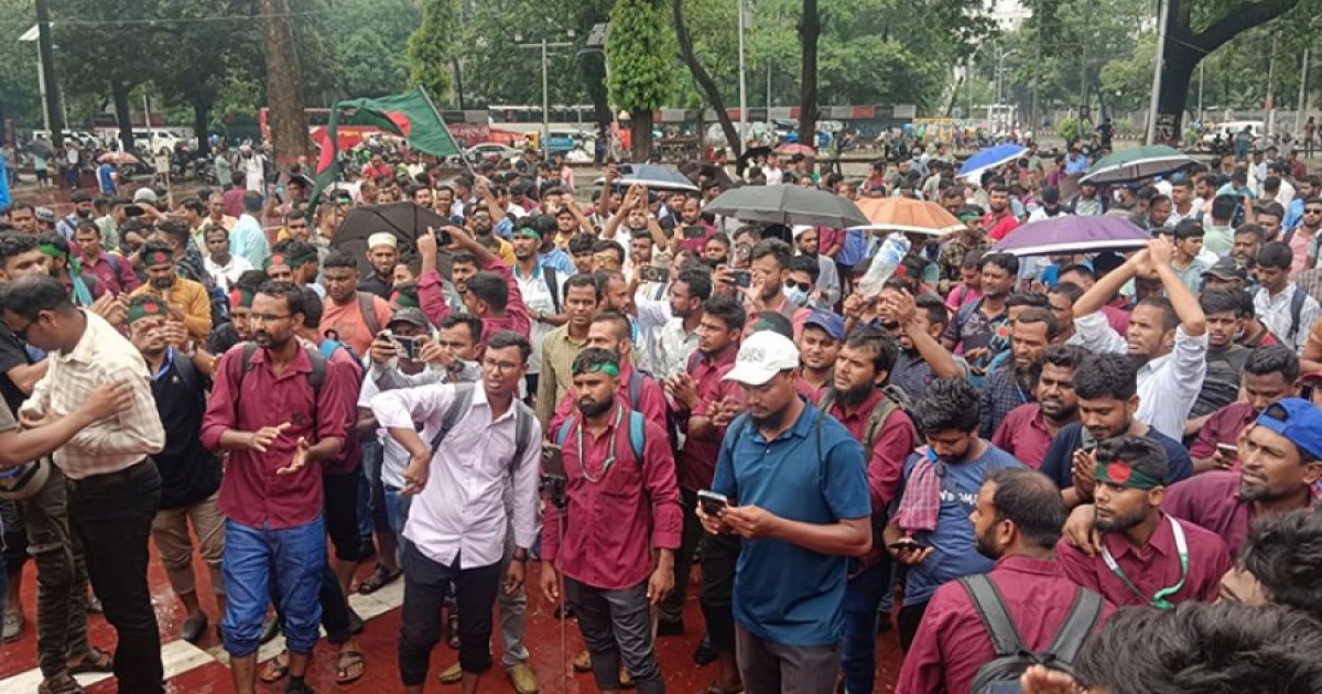 তৃতীয় দিনের মতো শহীদ মিনারে পল্লী বিদ্যুৎ কর্মচারীদের অবস্থান