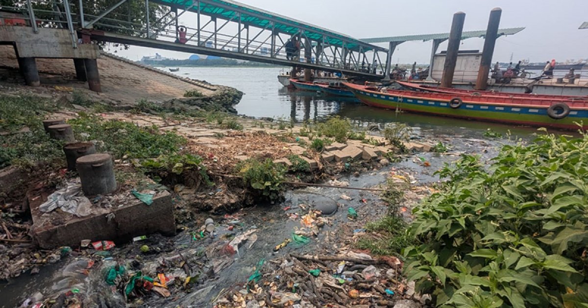দূষণে ভালো নেই ধলেশ্বরী, পানির রঙ এখন কালো