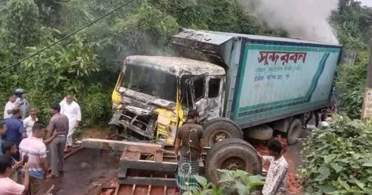 সুন্দরবন কুরিয়ার সার্ভিসের গাড়ি ও ট্রাক্টরের সংঘর্ষ, আহত ৪