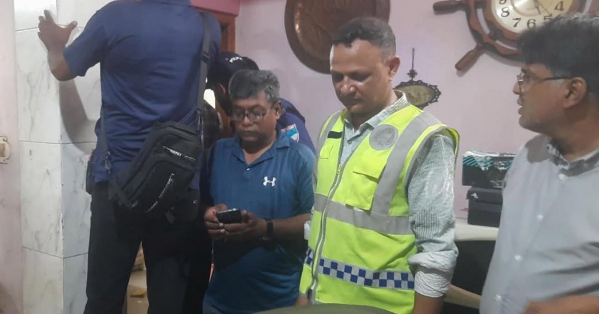 ঘরের দরজা খুলে মায়ের রক্তাক্ত লাশ উদ্ধার, ছেলে আটক