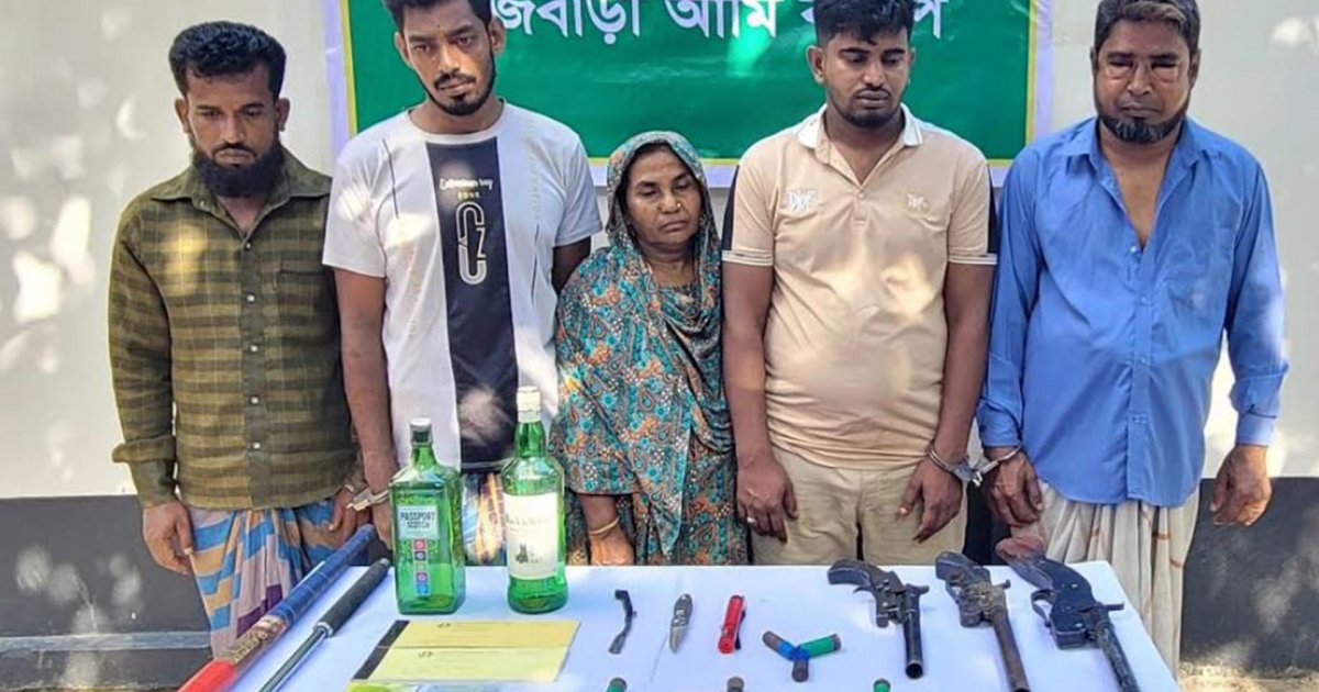 অস্ত্র-গোলাবারুদসহ ‘মজনু গ্রুপের’ পাঁচ ডাকাত সদস্য গ্রেফতার