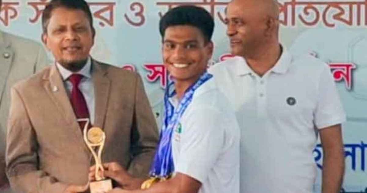ফুটবলার হওয়ার স্বপ্ন দেখা তন্ময় হলেন সেরা সাঁতারু
