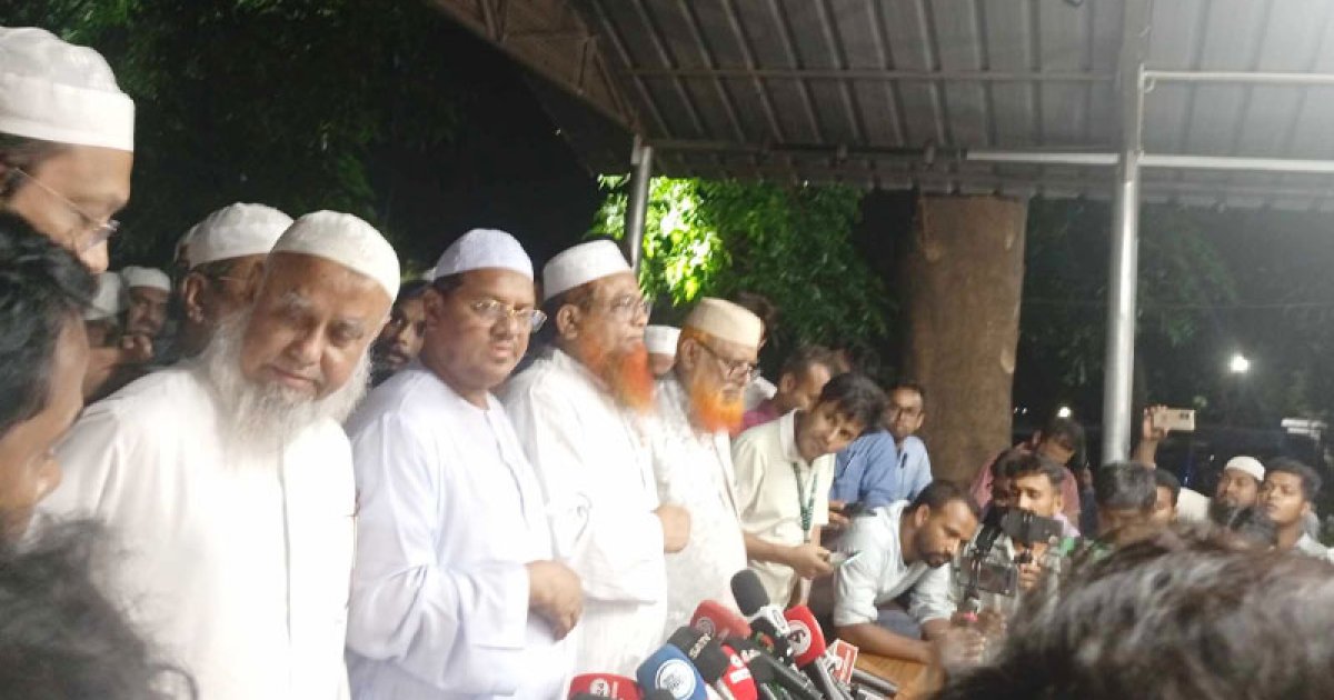 প্রধান উপদেষ্টাকে মাঝপথে চলে না যাওয়ার অনুরোধ করেছি: চরমোনাই পীর