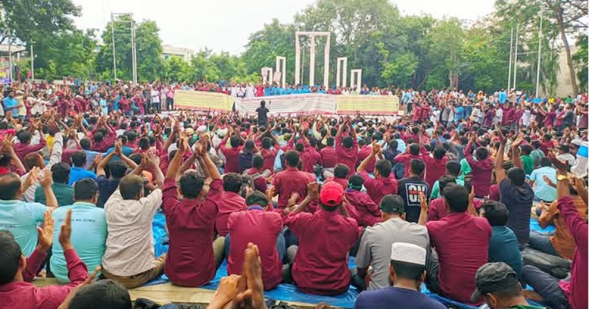 দাবি-দাওয়ায় বিপর্যস্ত রাজধানী, সেবা কার্যক্রমে স্থবিরতা