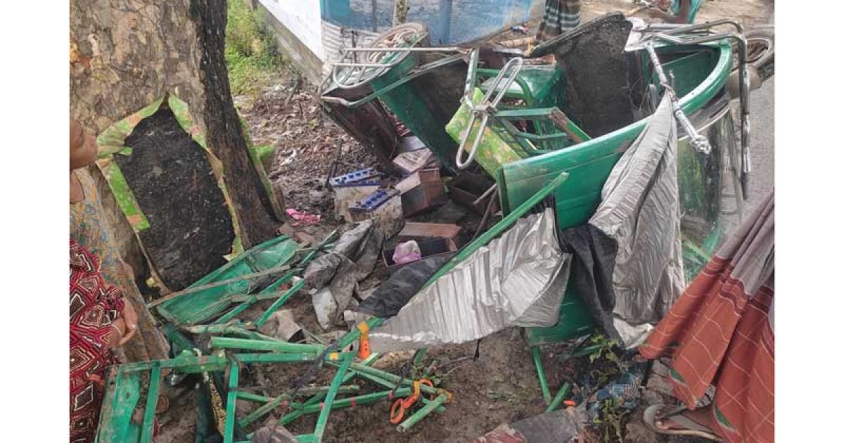বাসের ধাক্কায় ইজিবাইক উল্টে শিশু নিহত