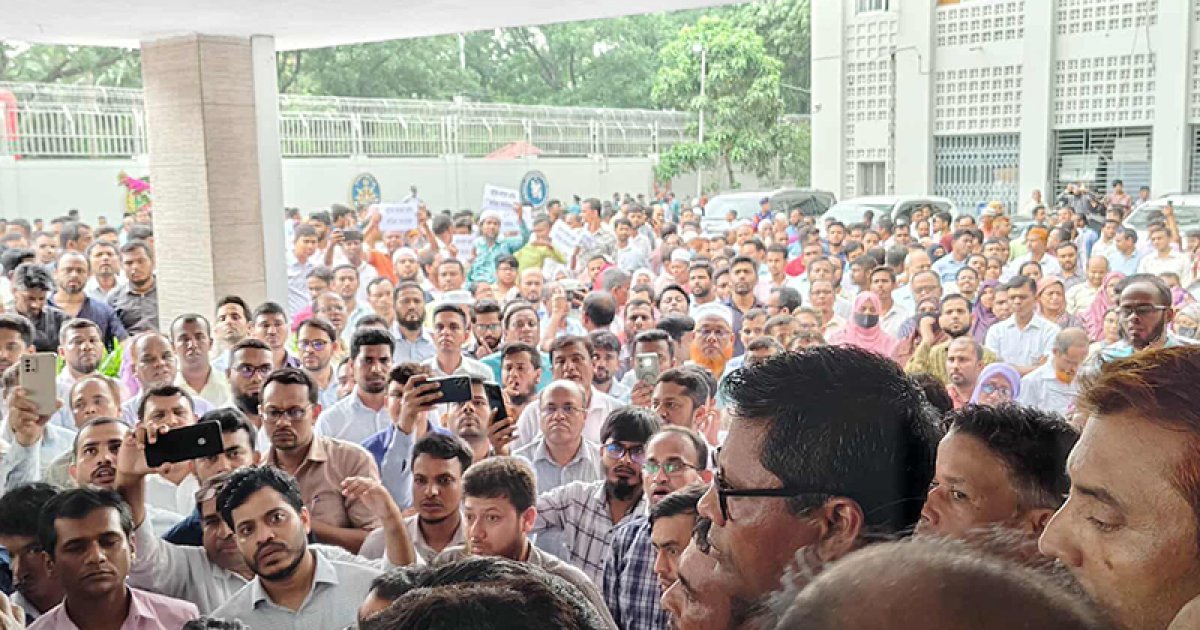 বিক্ষোভে উত্তাল সচিবালয়