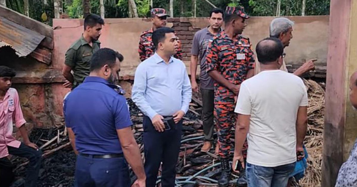 নাট্যশিল্পী প্রশান্ত হালদারের গ্রামের বাড়িতে আগুন, থানায় অভিযোগ
