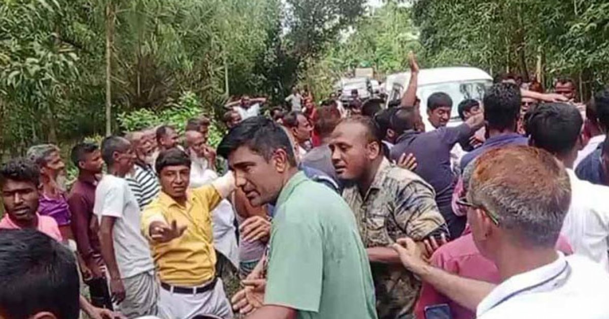 শেরপুরে পরিবেশ উপদেষ্টার গাড়িবহর আটকে বিক্ষোভ, সাংবাদিকদের ওপর হামলা