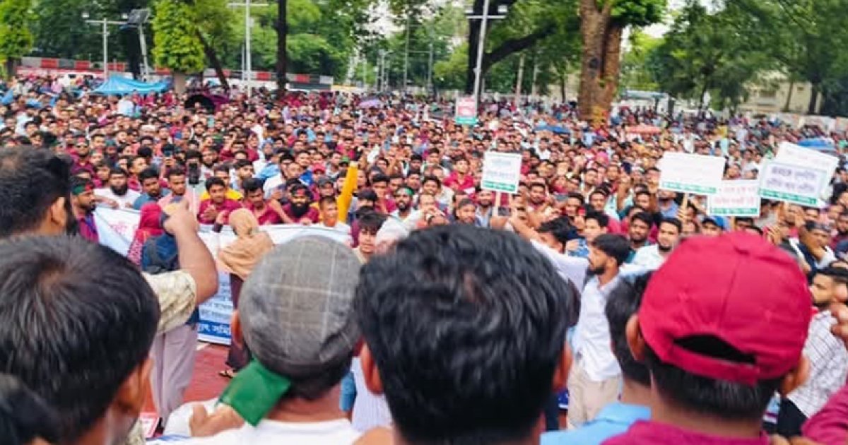 বৃষ্টি উপেক্ষা করে ষষ্ঠ দিনের মতো অবস্থান কর্মসূচিতে পবিস কর্মীরা