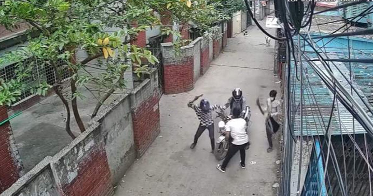 মগবাজারে দিনে-দুপুরে চাপাতি দিয়ে কুপিয়ে যুবকের ব্যাগ ছিনতাইয়ের ভিডিও ভাইরাল