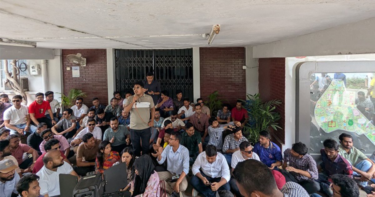 ভিসি-প্রক্টরের পদত্যাগের দাবিতে ভিসি কার্যালয়ের সামনে ছাত্রদলের অবস্থান