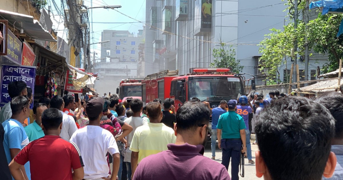 রাজশাহী নিউমার্কেট এলাকার থিম ওমর প্লাজায় আগুন
