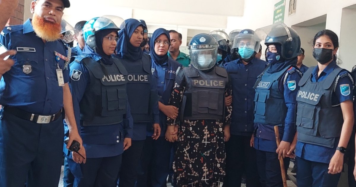 মমতাজকে বহন করা প্রিজনভ্যানে ডিম নিক্ষেপ