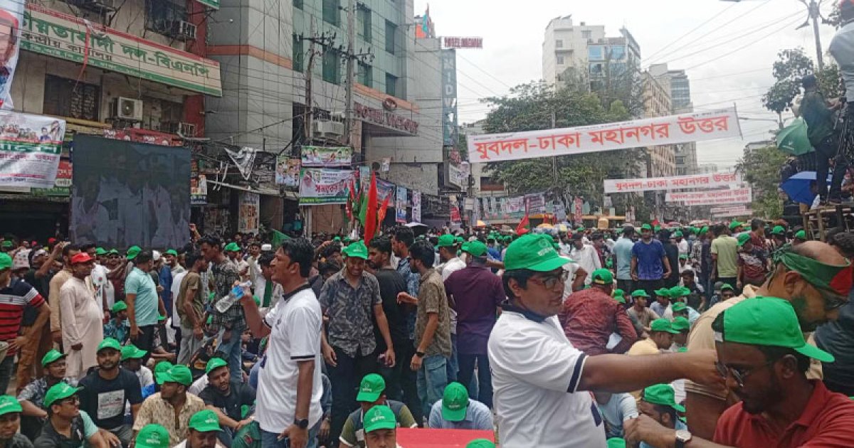 তারুণ্যের সমাবেশে নেতাকর্মীদের স্রোত সামাল দেওয়া যাচ্ছে না, দফায় দফায় হাতাহাতি
