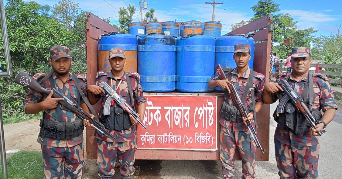 কোটি টাকার চিংড়িরেণু ফেলে পালালো চোরাকারবারিরা