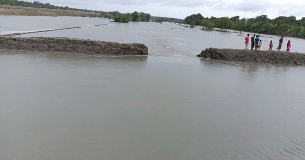 সাতক্ষীরায় কপোতাক্ষ নদের বেড়িবাঁধ ভেঙে দুই গ্রাম প্লাবিত