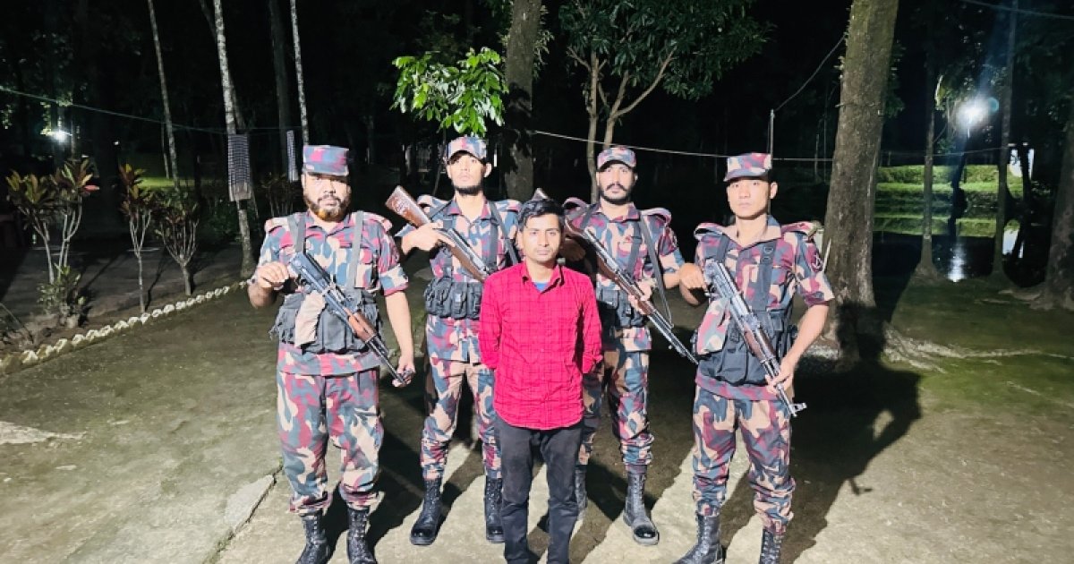 চোরাচালানের জন্য ভারতে প্রবেশের সময় যুবক আটক
