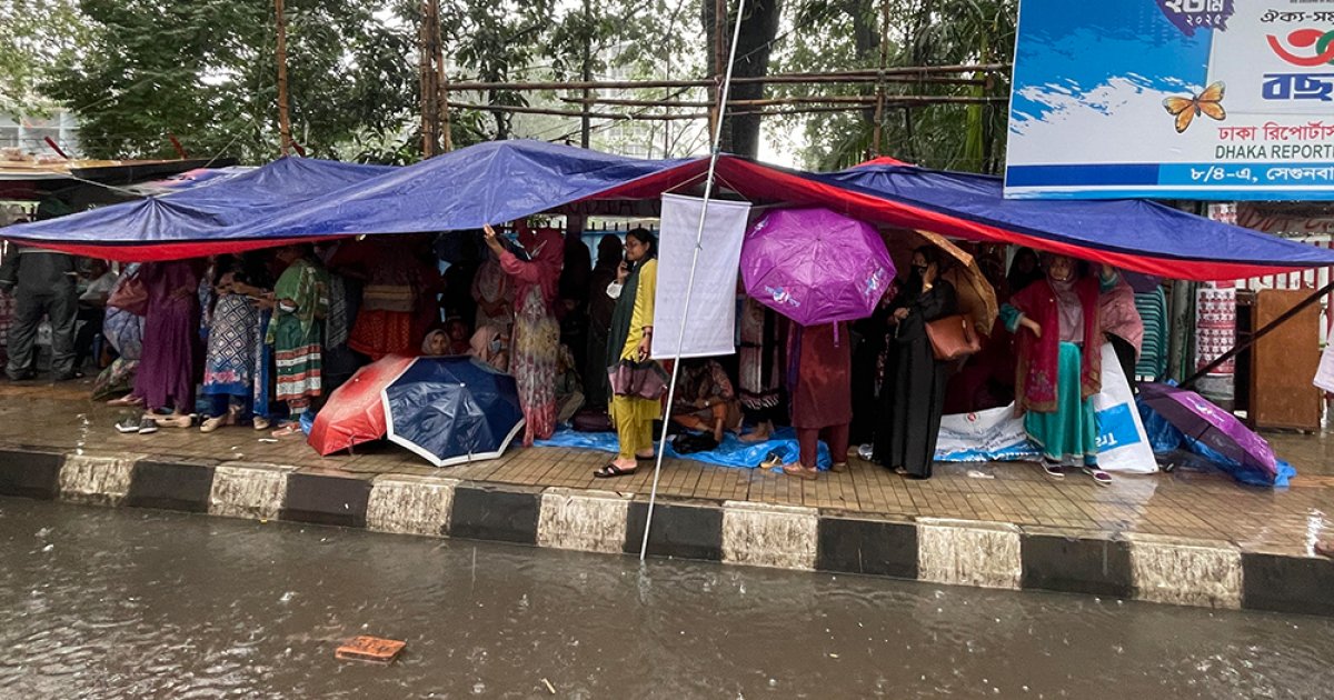 বৃষ্টি উপেক্ষা করে ‘তথ্য আপাদের’ আমরণ অনশন অব্যাহত