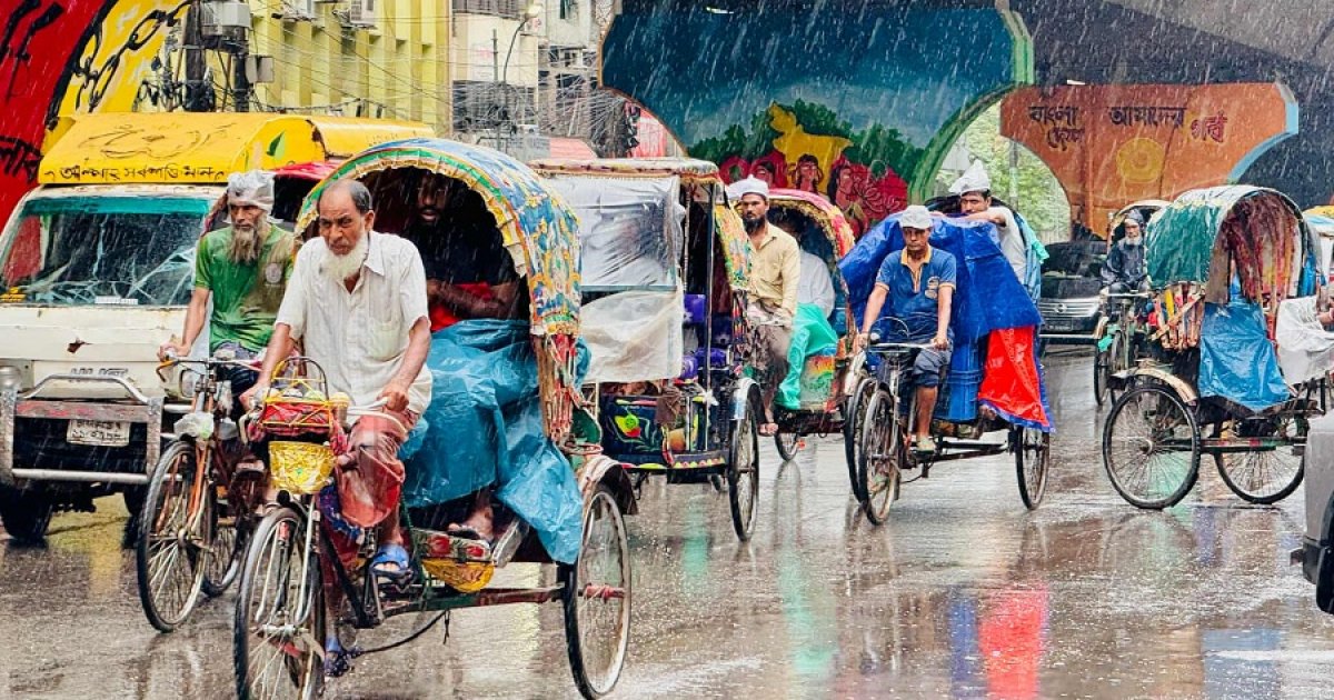 রাজধানীতে ঝড়ো হাওয়াসহ বৃষ্টি, কর্মজীবী মানুষের ভোগান্তি