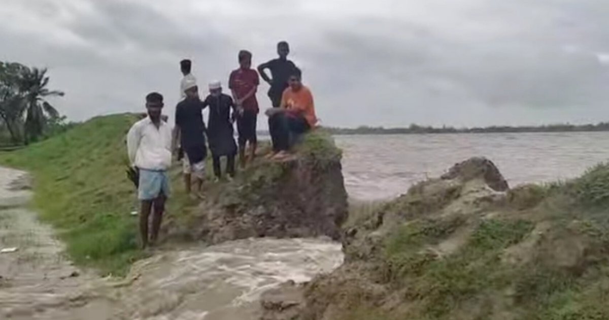 শঙ্খ নদীর বাঁধ ভেঙে লোকালয়ে ঢুকছে পানি, জনমনে আতঙ্ক