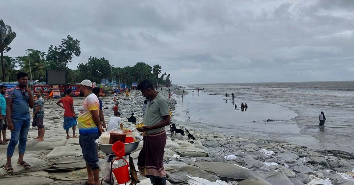 বৈরী আবহাওয়ায় পর্যটকশূন্য কুয়াকাটা