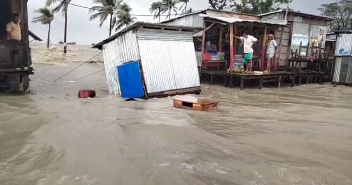 জোয়ারের পানিতে হাতিয়ার নিম্নাঞ্চল প্লাবিত, ভারী বৃষ্টিতে বন্যার শঙ্কা