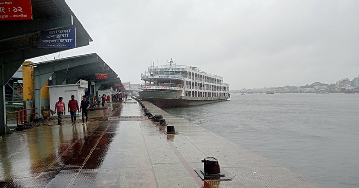 লঞ্চ চলাচল বন্ধ, ঘাটে এসে বিপাকে যাত্রীরা